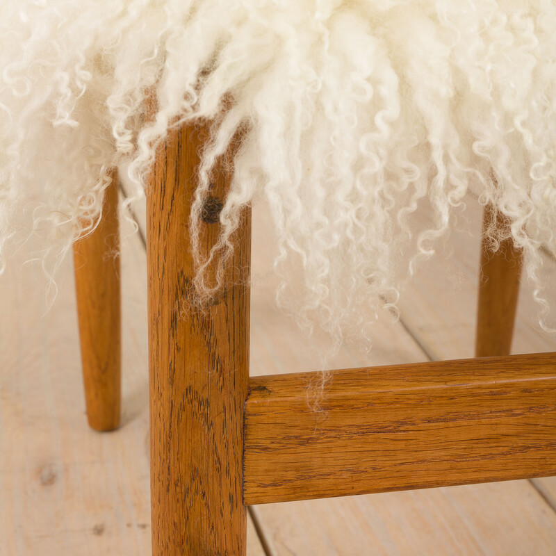Reposapiés danés de mediados de siglo de madera maciza de roble con lana de oveja larga, años 70