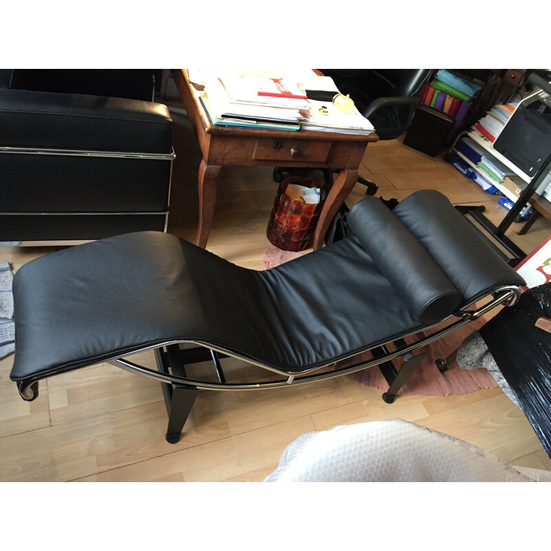 Cassina "LC4" lounge chair in black leather, Le CORBUSIER, Pierre JEANNERET, Charlote PERRIAND - 2000s