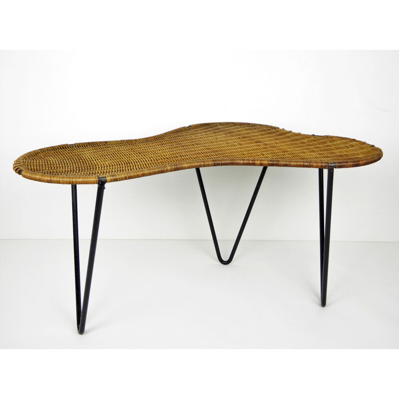 Table basse "Rognon" de Raoul GUYS en rotin et métal noir - 1950