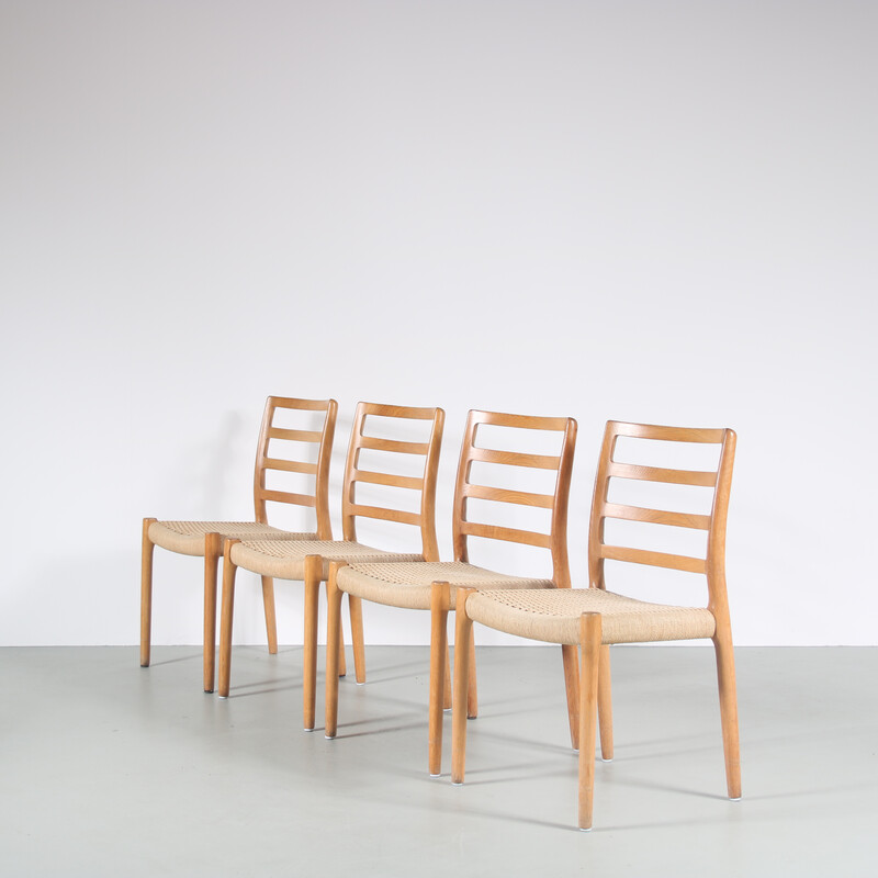 Conjunto de 4 cadeiras de jantar vintage 85 em madeira de carvalho e papercord da Moller, Dinamarca 1970