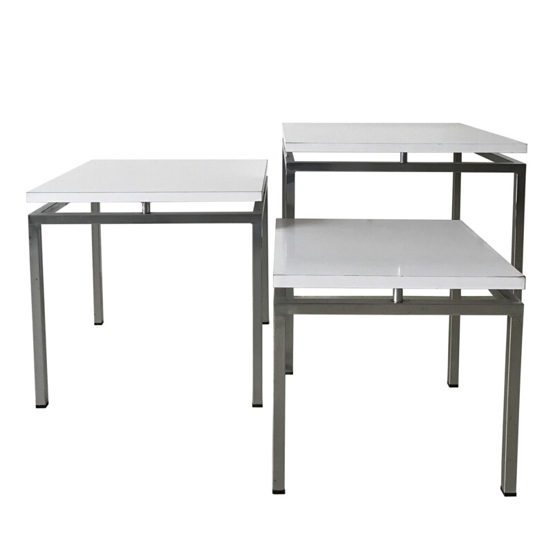 Set di tre tavolini da salotto in metallo bianco - 1960