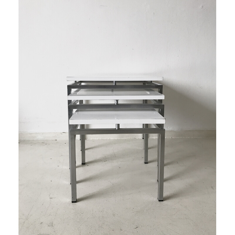 Conjunto de três mesas de nidificação em metal branco - 1960