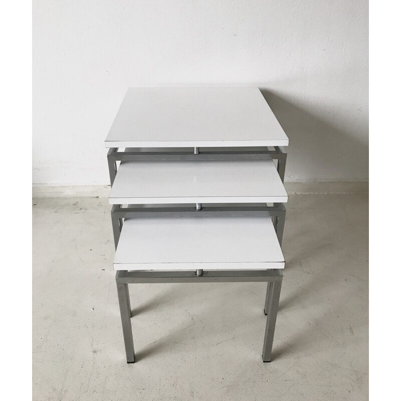 Set di tre tavolini da salotto in metallo bianco - 1960