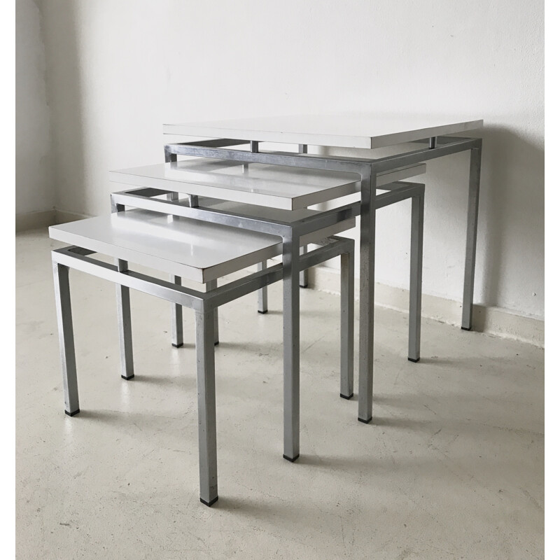 Ensemble de trois tables gigognes blanches en métal - 1960 