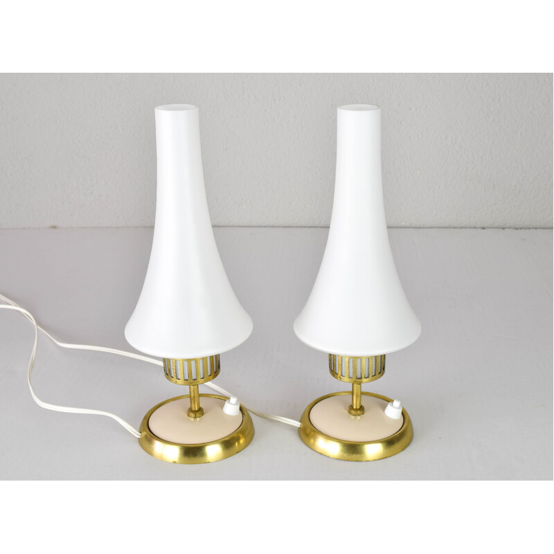 Paire de lampes de table vintage en laiton crème et opalin mat, Suède 1950