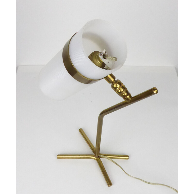 Lampe de table à réflecteur en plexiglas blanc au pied laiton - 1950