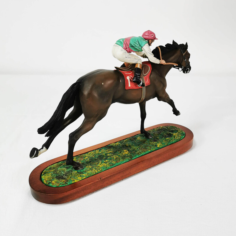 Vintage-Skulptur eines Pferdes mit einem Jockey im Galopp von R. Cameron, England 1960er Jahre