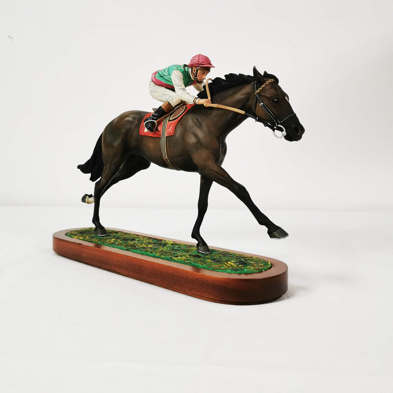 Escultura vintage de um cavalo com um jóquei a galope por R. Cameron, Inglaterra Anos 60