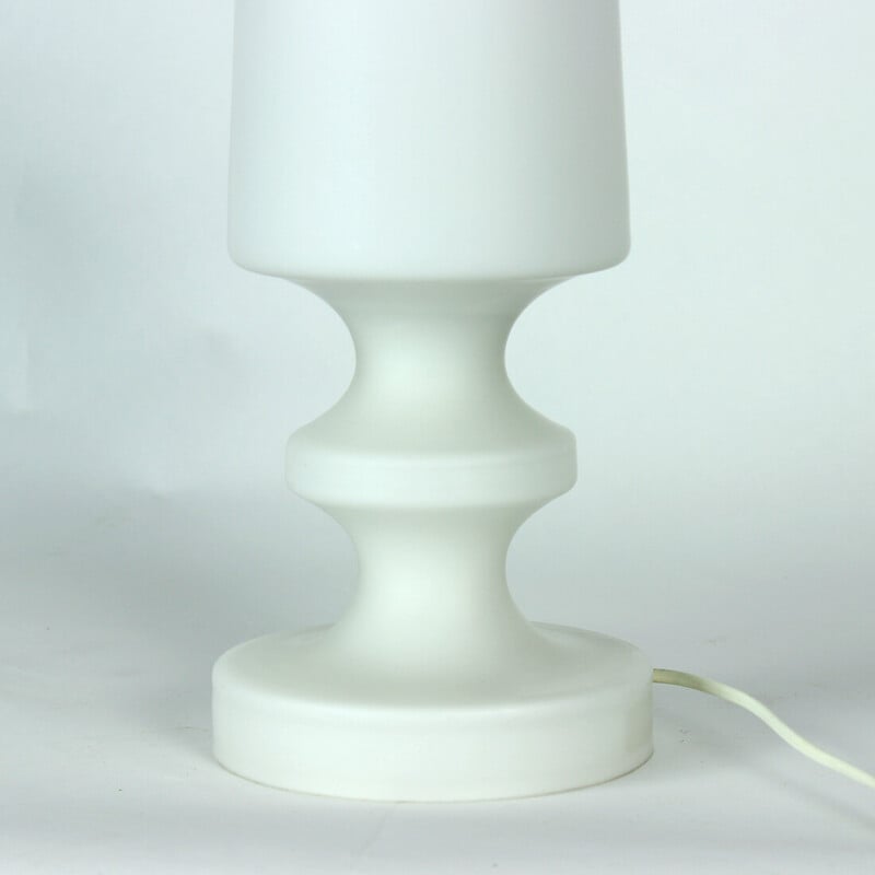 Lampe de table vintage en verre opalin blanc par Stefan Tabery pour Opp Jihlava, Tchécoslovaquie 1960