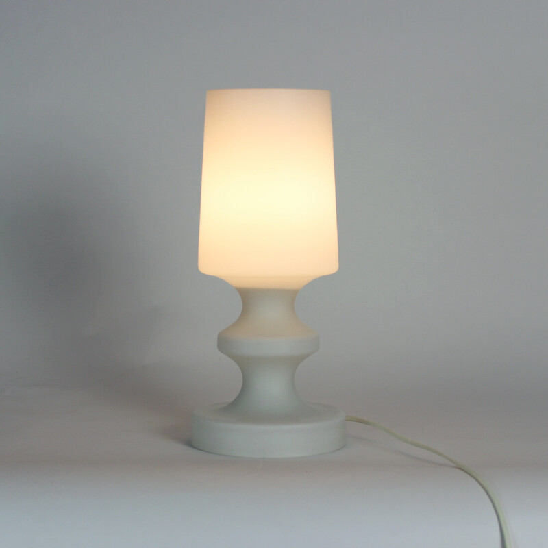 Lámpara de mesa vintage de cristal opalino blanco de Stefan Tabery para Opp Jihlava, Checoslovaquia Años 60