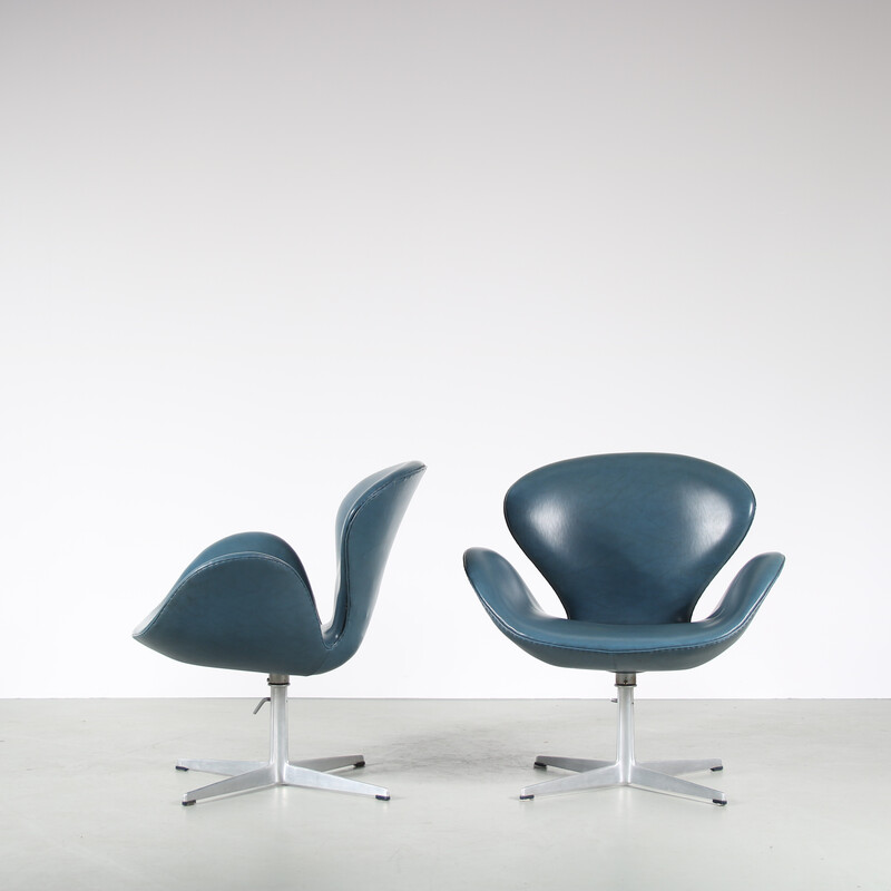 Coppia di poltrone vintage in metallo e skai "Swan" di Arne Jacobsen per Fritz Hansen, Danimarca 1960