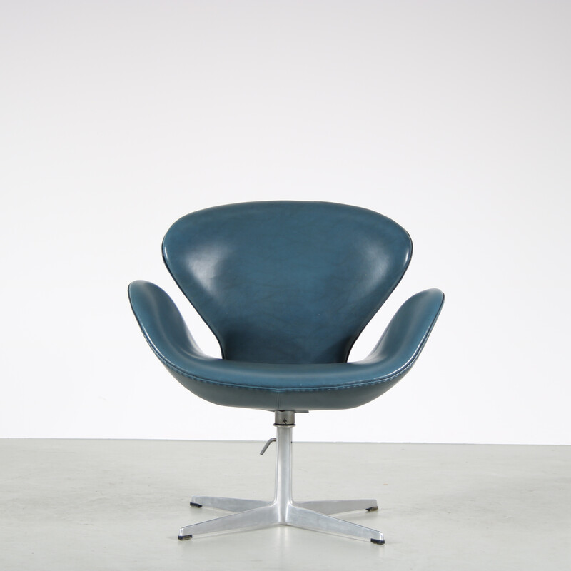 Par de poltronas de metal vintage e skai "Swan" de Arne Jacobsen para Fritz Hansen, Dinamarca 1960