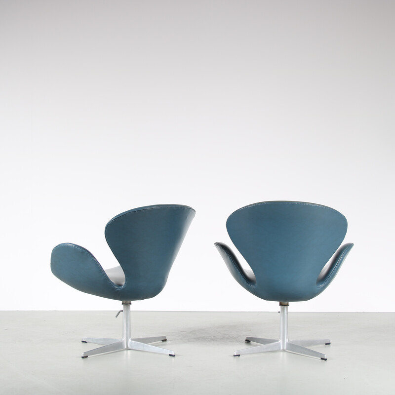 Coppia di poltrone vintage in metallo e skai "Swan" di Arne Jacobsen per Fritz Hansen, Danimarca 1960