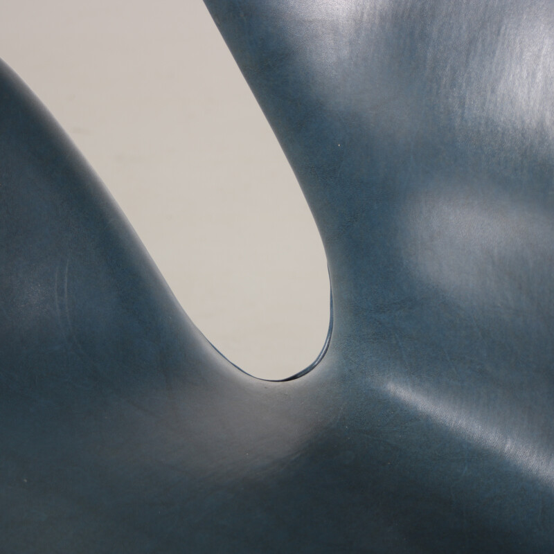 Pareja de sillones vintage de metal y skai "Swan" de Arne Jacobsen para Fritz Hansen, Dinamarca 1960