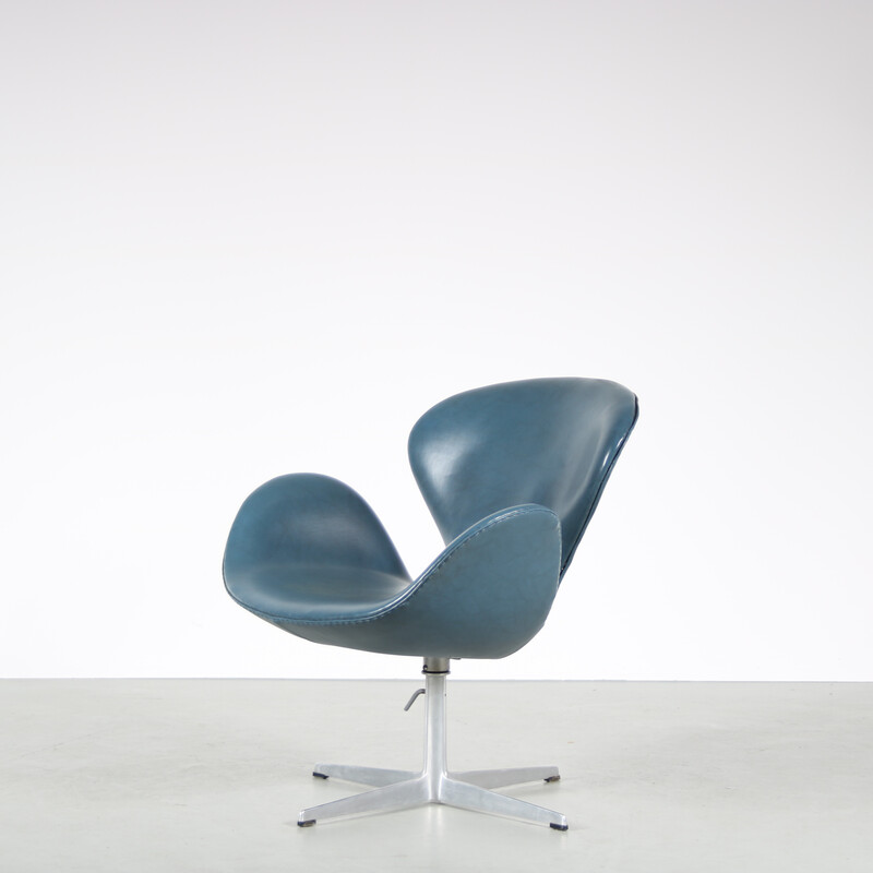 Paar vintage metalen en skai "Swan" fauteuils van Arne Jacobsen voor Fritz Hansen, Denemarken 1960