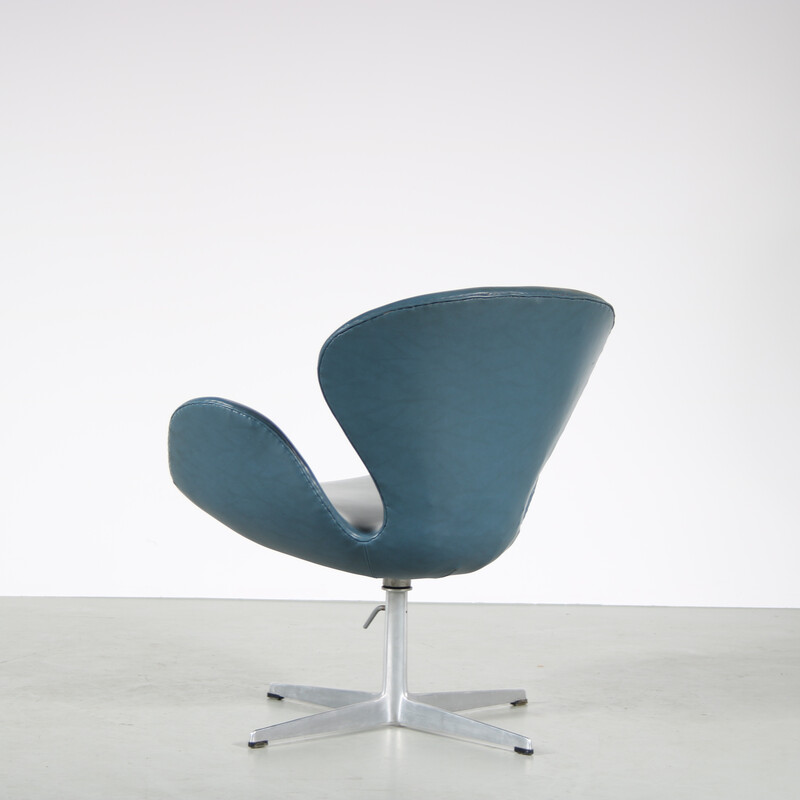 Coppia di poltrone vintage in metallo e skai "Swan" di Arne Jacobsen per Fritz Hansen, Danimarca 1960