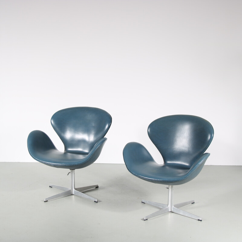 Paar vintage metalen en skai "Swan" fauteuils van Arne Jacobsen voor Fritz Hansen, Denemarken 1960