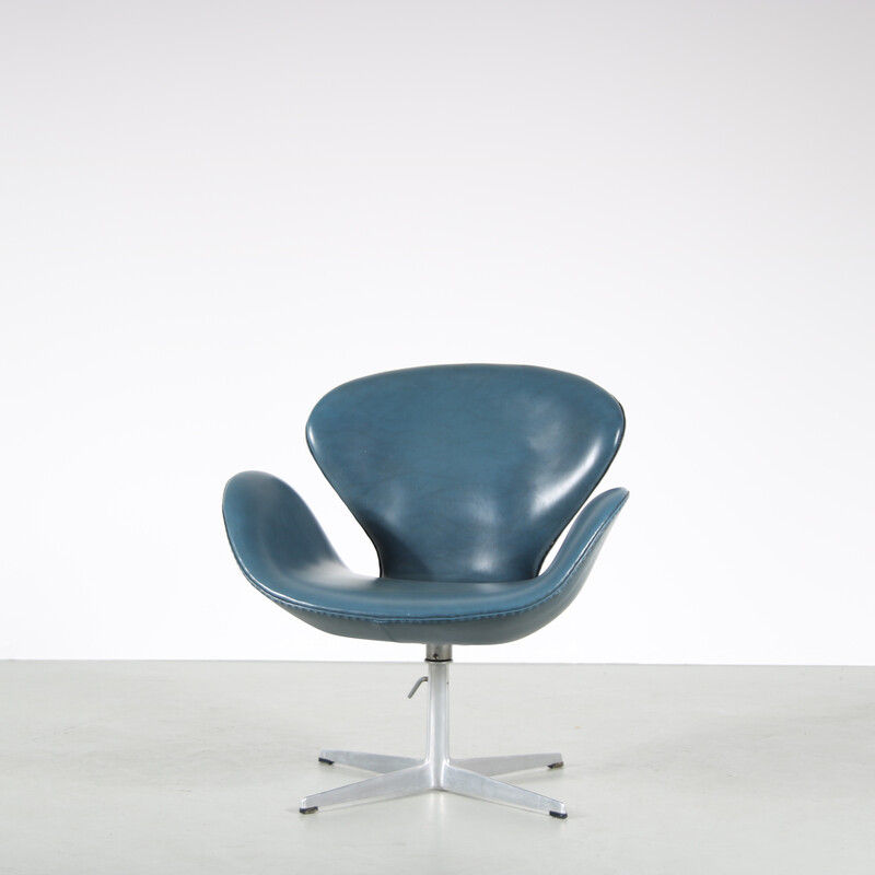 Vintage-Sesselpaar "Swan" aus Metall und Skai von Arne Jacobsen für Fritz Hansen, Dänemark 1960