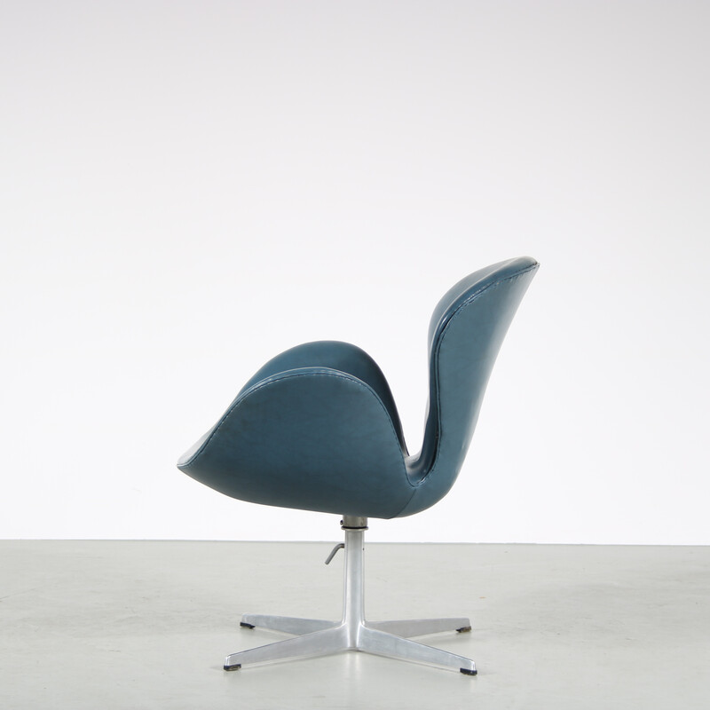 Coppia di poltrone vintage in metallo e skai "Swan" di Arne Jacobsen per Fritz Hansen, Danimarca 1960