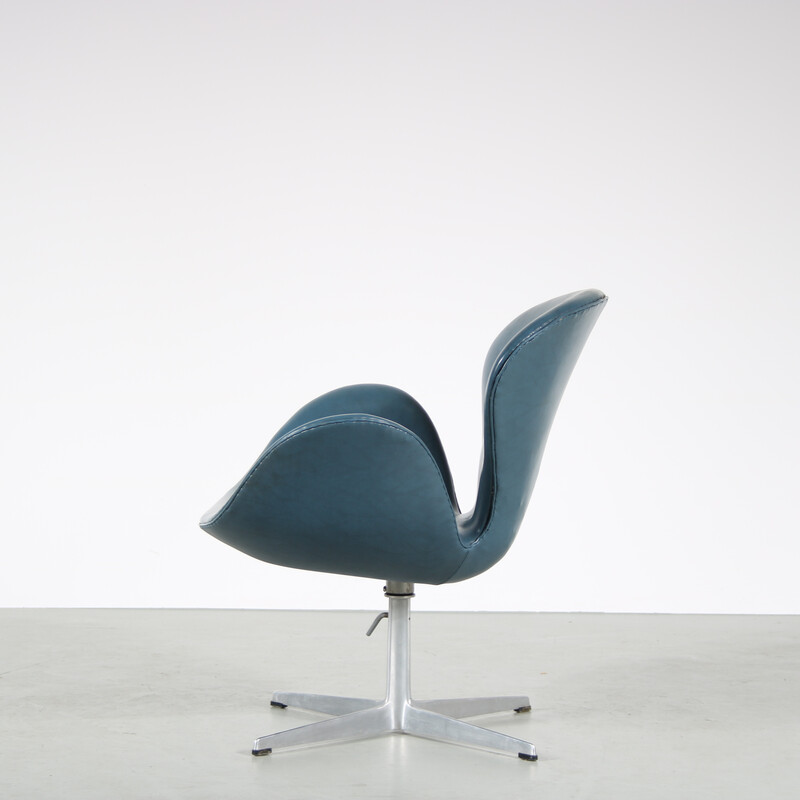 Paire de fauteuils vintage "Swan" en métal et skaï par Arne Jacobsen pour Fritz Hansen, Danemark 1960