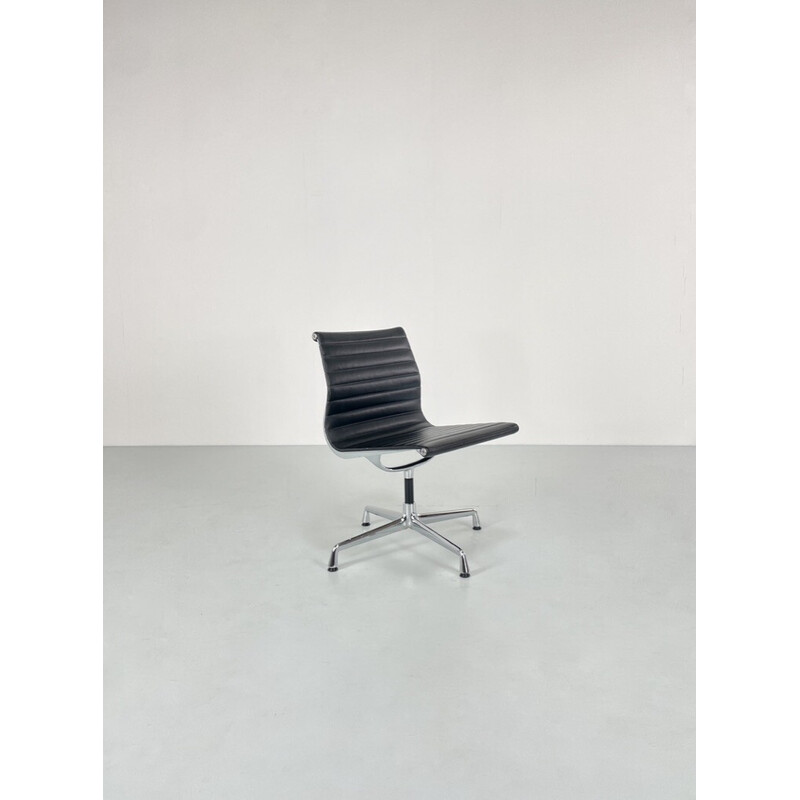 EA 105 vintage lederen bureaustoel van Charles en Ray voor Vitra, USA 1958