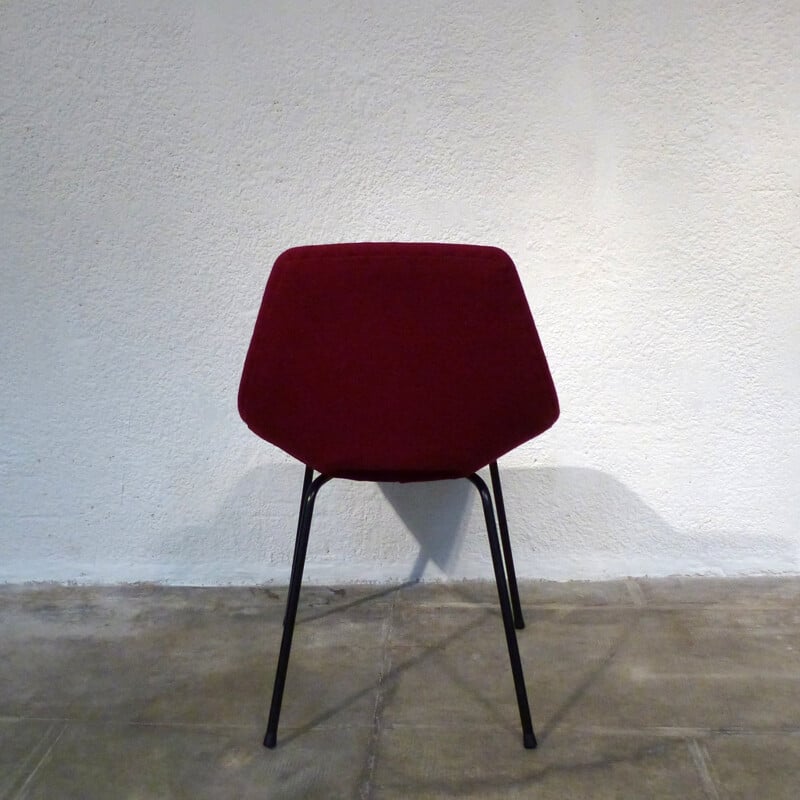 Chaise "Tonneau" rouge en contreplaqué de Pierre Guariche - 1950