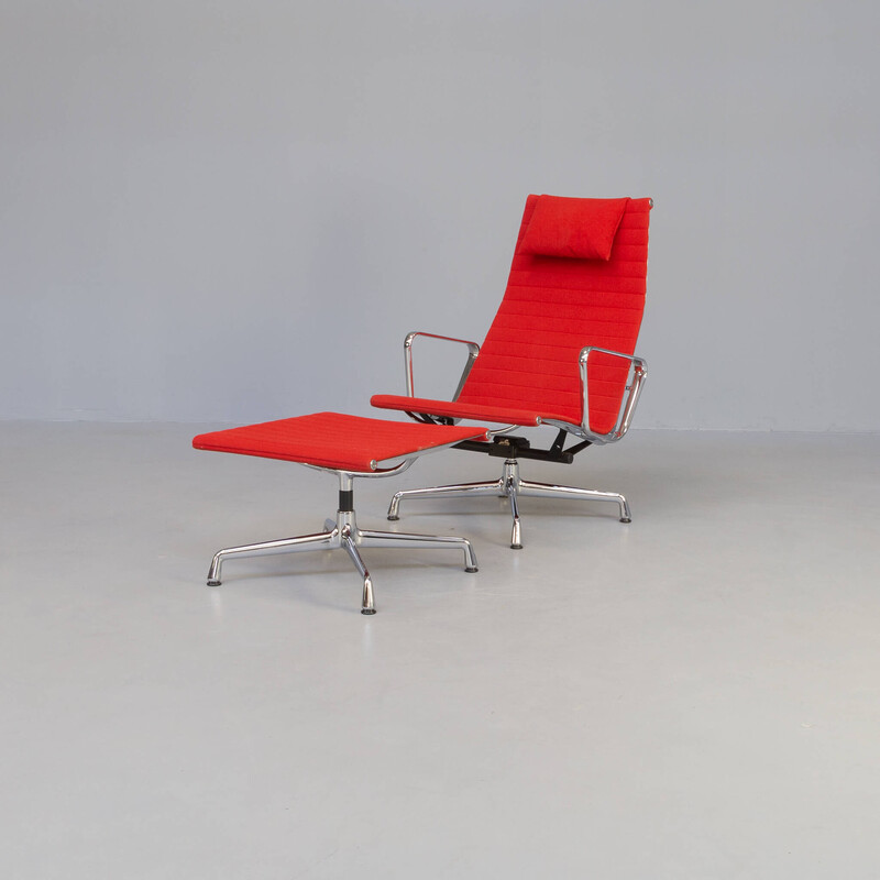Vintage fauteuil en voetenbank van Charles en Ray Eames voor Vitra