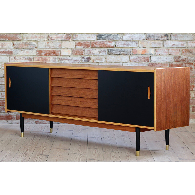 sideboard escandinavo em teca e latão por Nils Jonsson para Hugo Troeds, anos 60