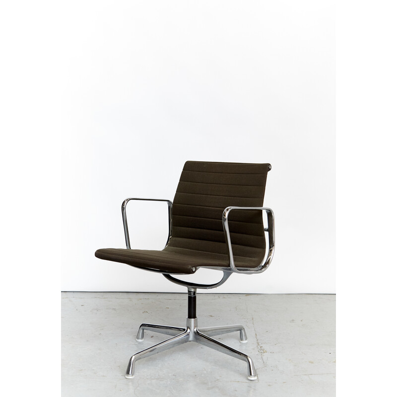 Poltrona girevole vintage Ea 108 di Charles e Ray Eames per Vitra