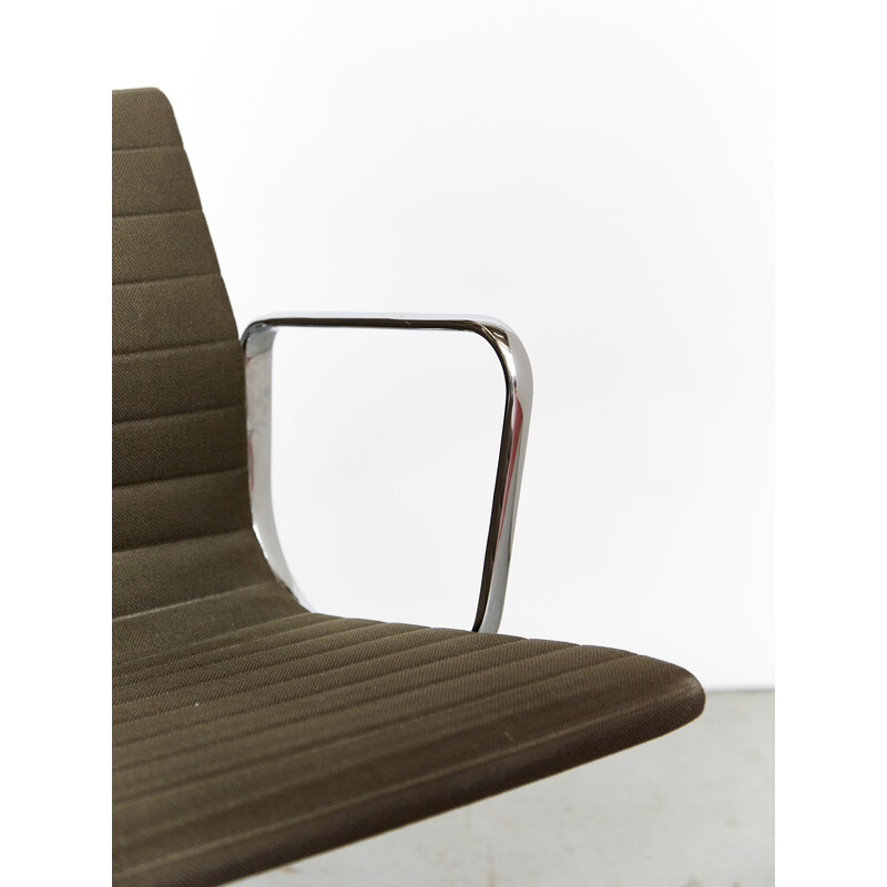 Cadeira de braços giratória Vintage Ea 108 de Charles e Ray Eames para Vitra