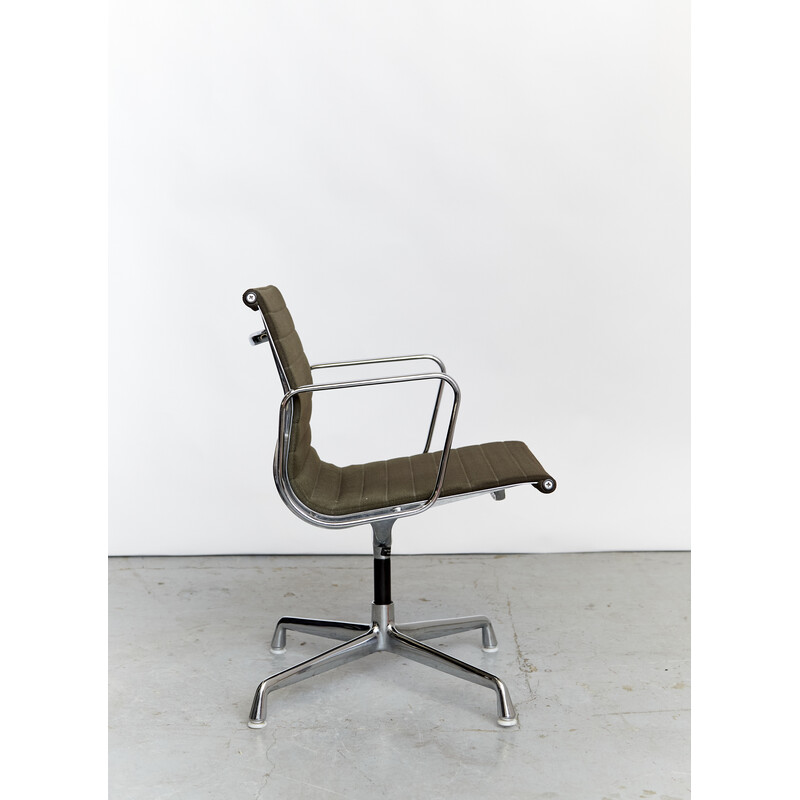 Poltrona girevole vintage Ea 108 di Charles e Ray Eames per Vitra