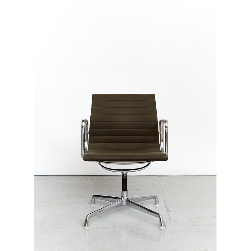 Cadeira de braços giratória Vintage Ea 108 de Charles e Ray Eames para Vitra