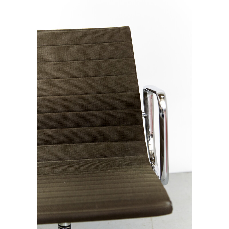 Vintage Ea108 draaibare fauteuil van Charles en Ray Eames voor Vitra