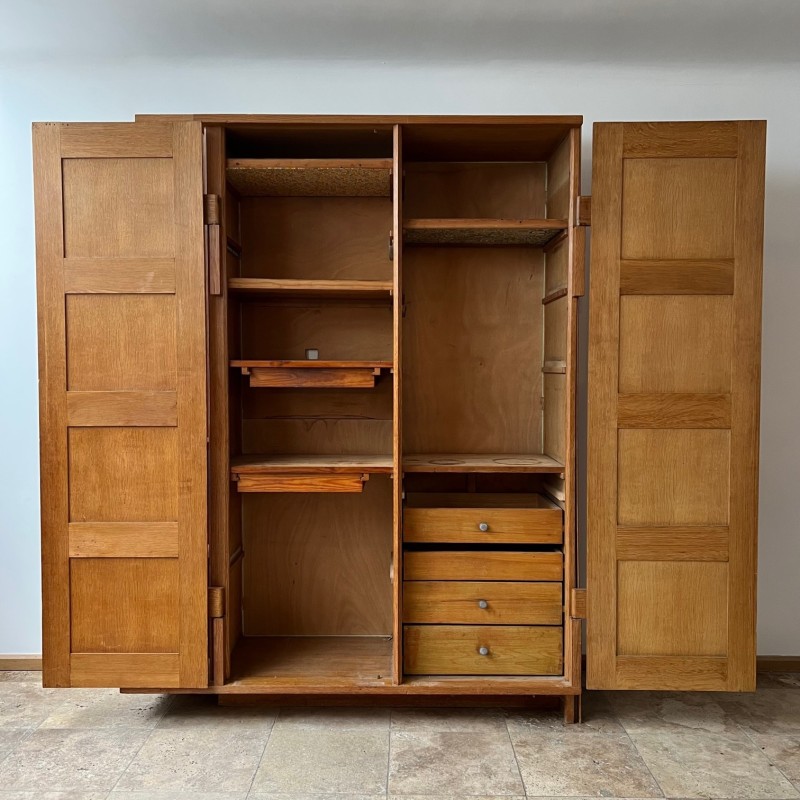 Armoire vintage en chêne français avec étagères de présentation par Guillerme et Chambron, 1960