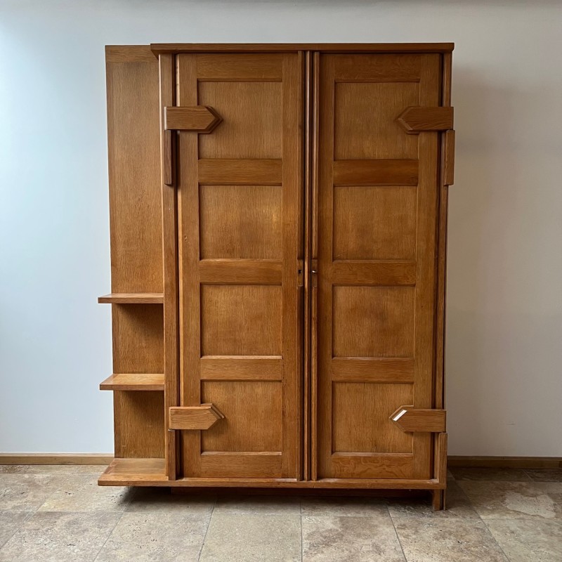 Armoire vintage en chêne français avec étagères de présentation par Guillerme et Chambron, 1960