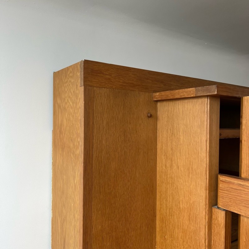 French mid-century oakwood cabinet with shelving display by Guillerme et Chambron, 1960s