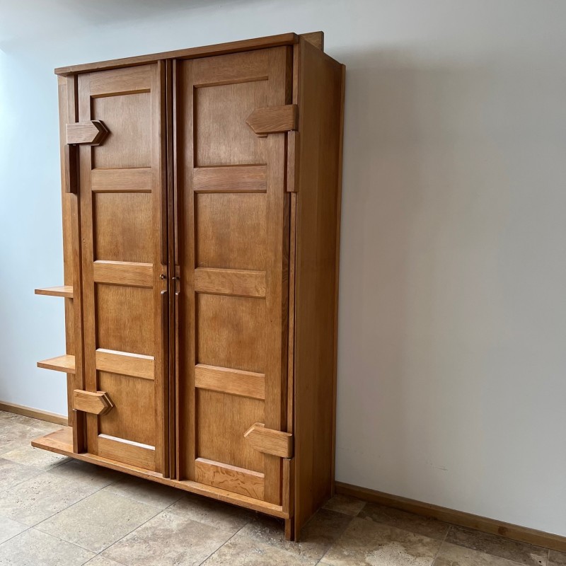 French mid-century oakwood cabinet with shelving display by Guillerme et Chambron, 1960s