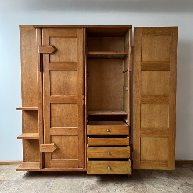 French mid-century oakwood cabinet with shelving display by Guillerme et Chambron, 1960s