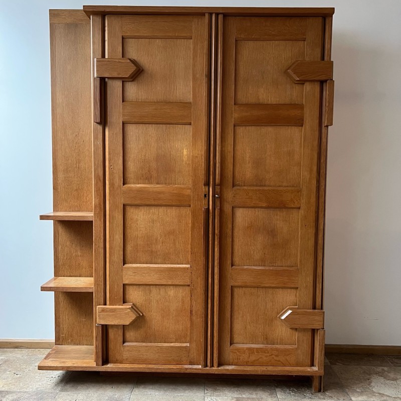 French mid-century oakwood cabinet with shelving display by Guillerme et Chambron, 1960s