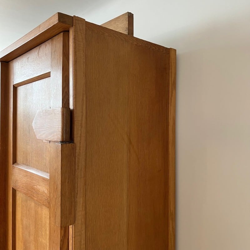 French mid-century oakwood cabinet with shelving display by Guillerme et Chambron, 1960s