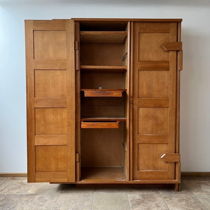 Armoire vintage en chêne français avec étagères de présentation par Guillerme et Chambron, 1960