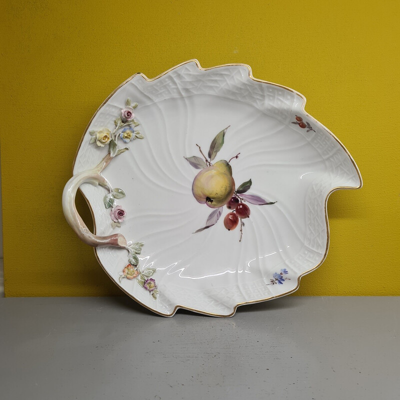 Vintage serving dish in the shape of a leaf in Meissen porcelain, 1852s-1870s