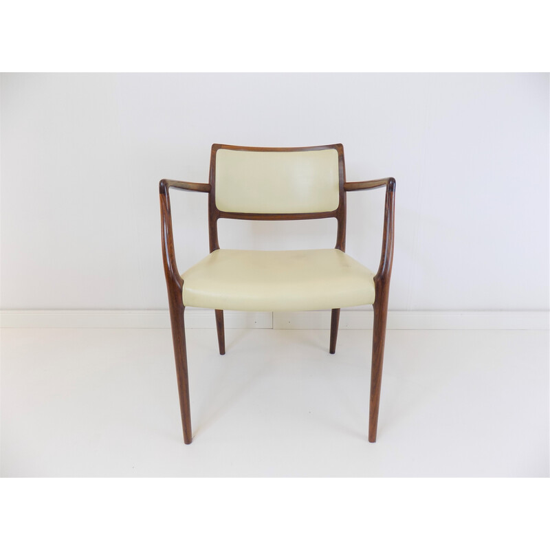 Silla vintage 65 de cuero marfil y palisandro de Niels O. Møller para Møller