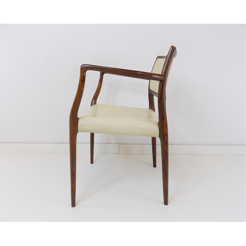 Silla vintage 65 de cuero marfil y palisandro de Niels O. Møller para Møller