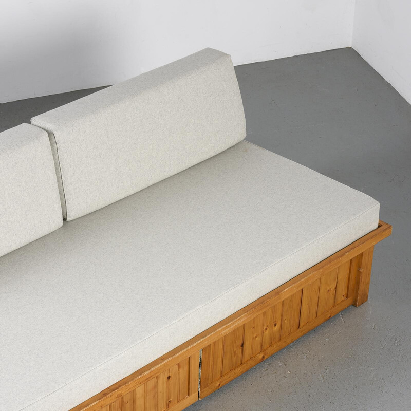 Vintage pine and wool bed by Charlotte Perriand for Les Arcs, 1973s