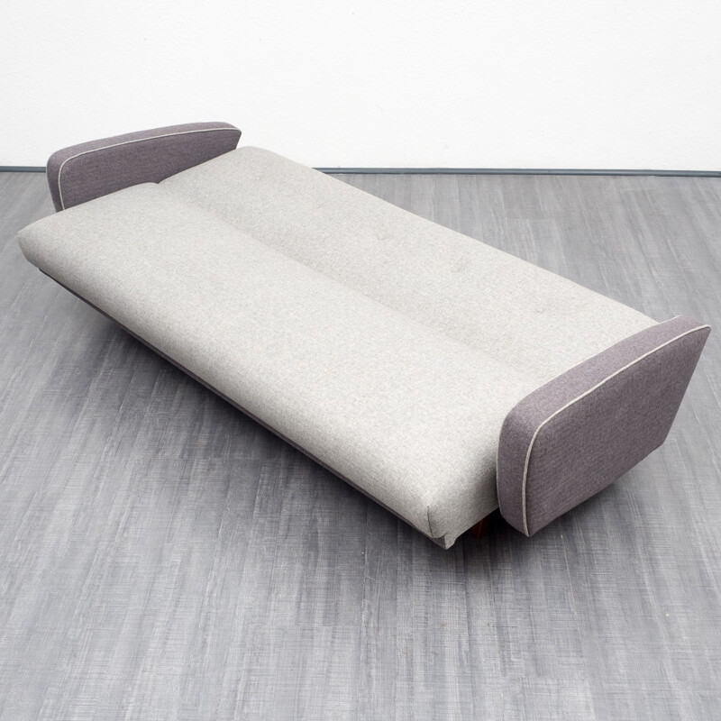 Canapé trois places "Streamline" gris en tissu et en bois - 1950