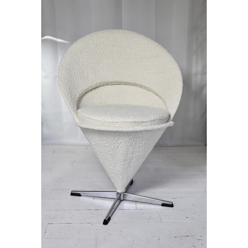 Vintage-Sessel "cone chair" aus verchromtem Stahl, gebogenem Metallblech und weißem, ecrufarbenem Bouclé-Stoff