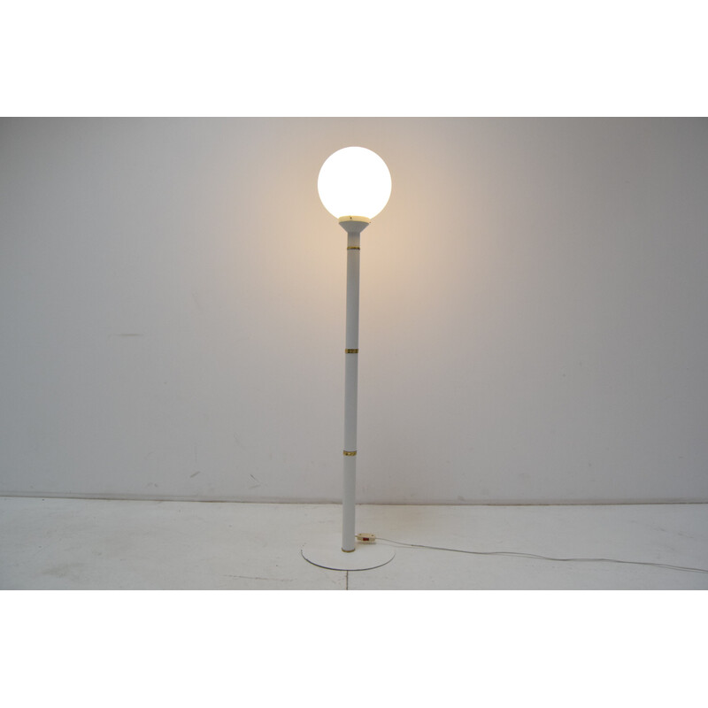 Vintage vloerlamp van melkglas, metaal en messing, Tsjechoslowakije 1970