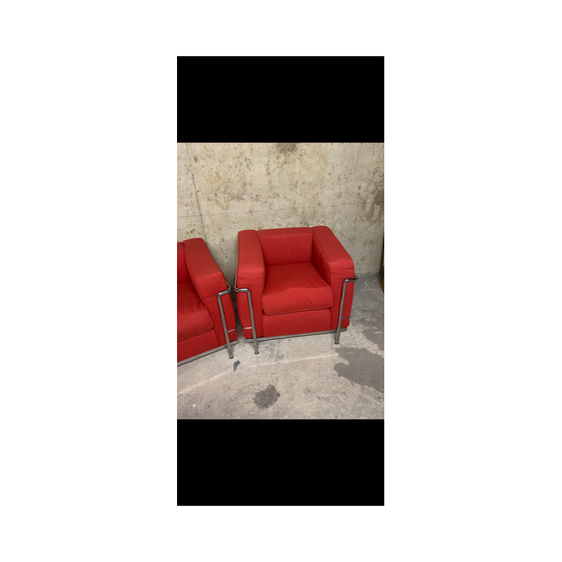 Pareja de sillones vintage Lc2 de metal y tela roja de Le Corbusier para Cassina
