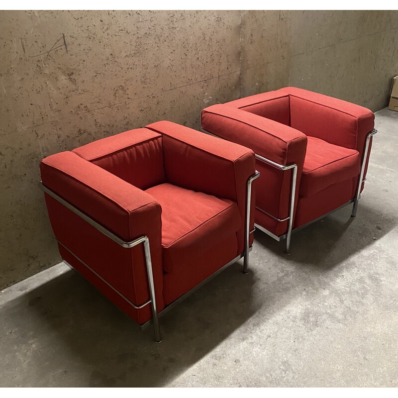 Coppia di poltrone vintage Lc2 in metallo e tessuto rosso di Le Corbusier per Cassina